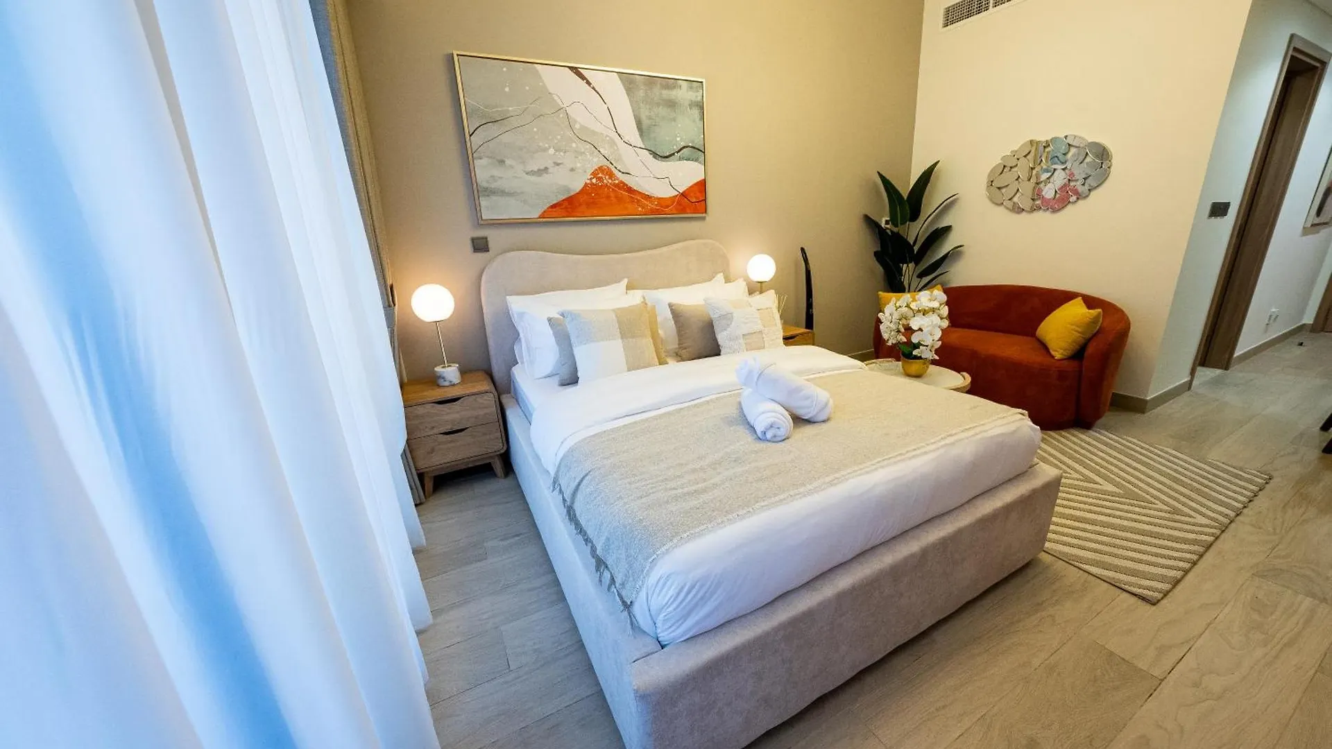 Elegant Studio With Pool Access & Private Terrace Dubai Holiday home