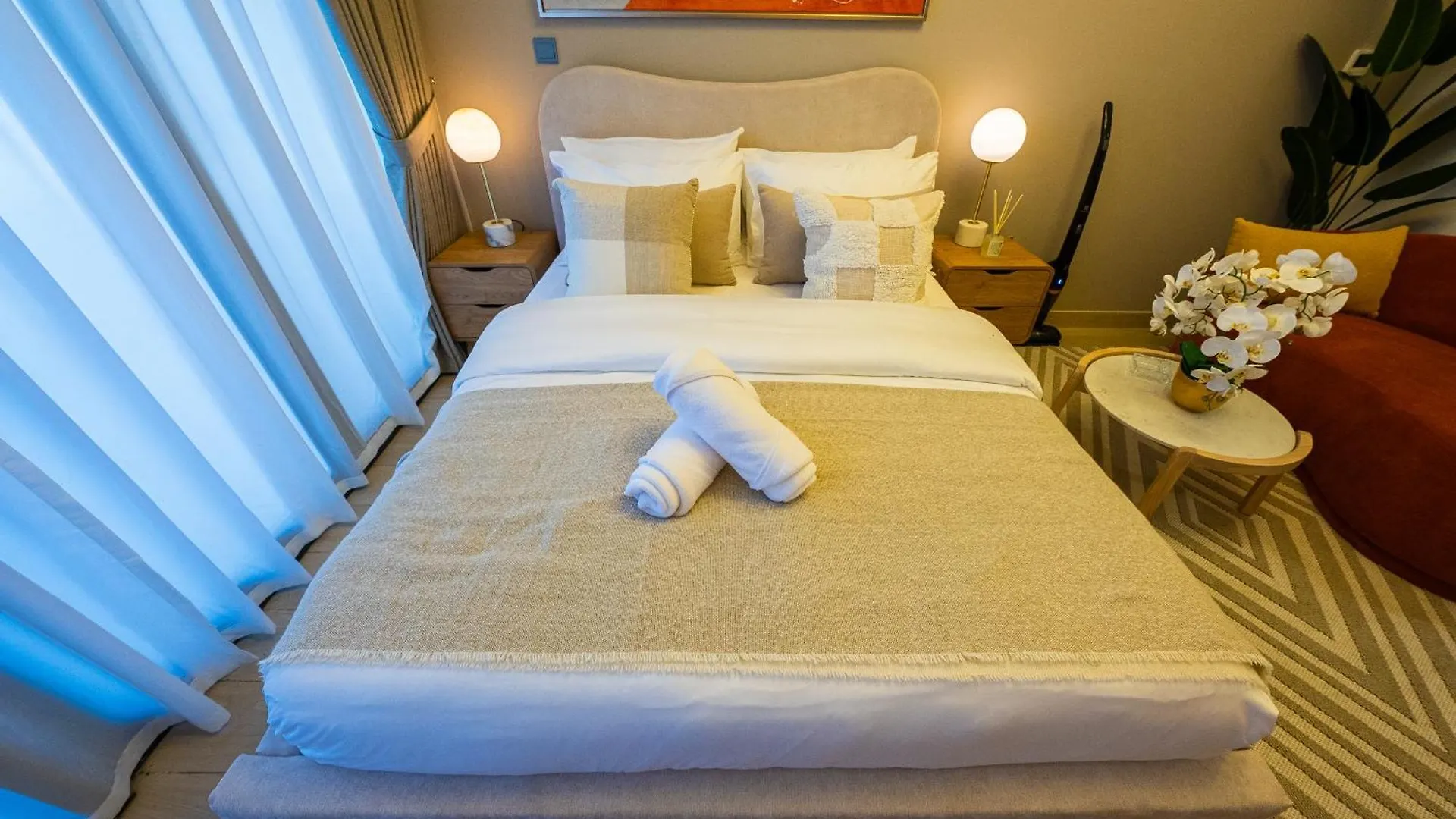 Elegant Studio With Pool Access & Private Terrace Dubai Holiday home
