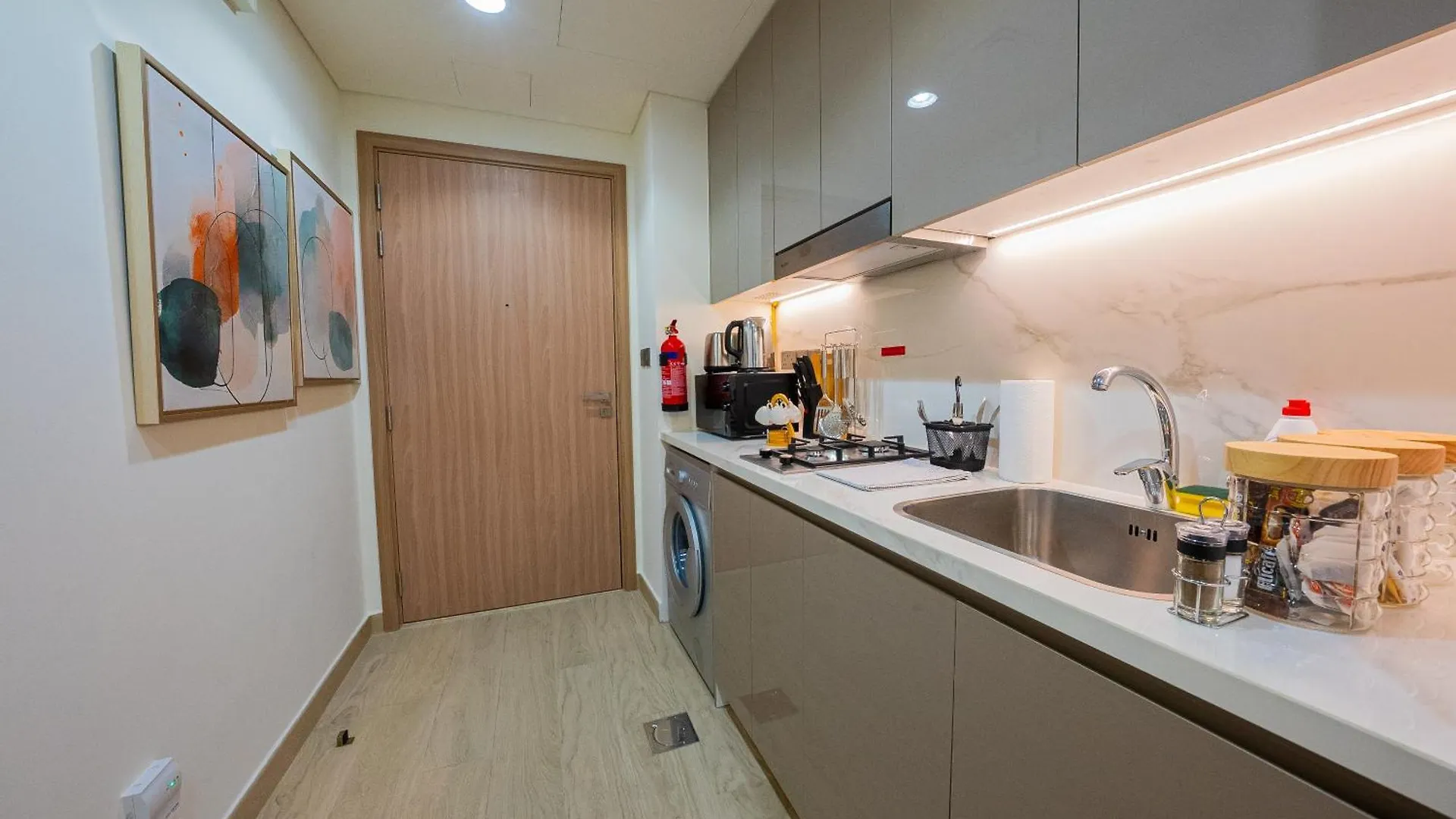 Elegant Studio With Pool Access & Private Terrace Dubai Holiday home