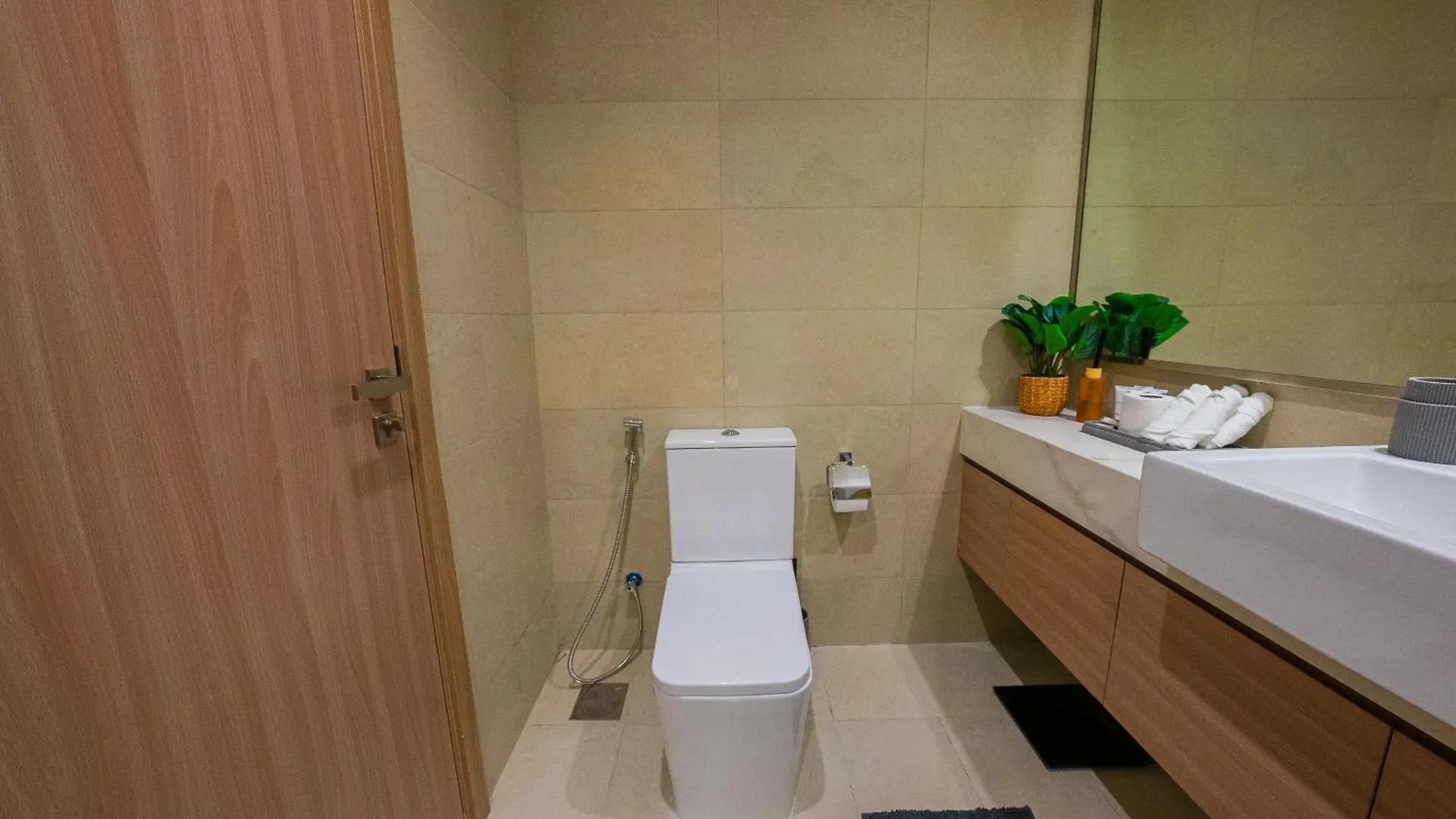 Elegant Studio With Pool Access & Private Terrace Dubai Holiday home