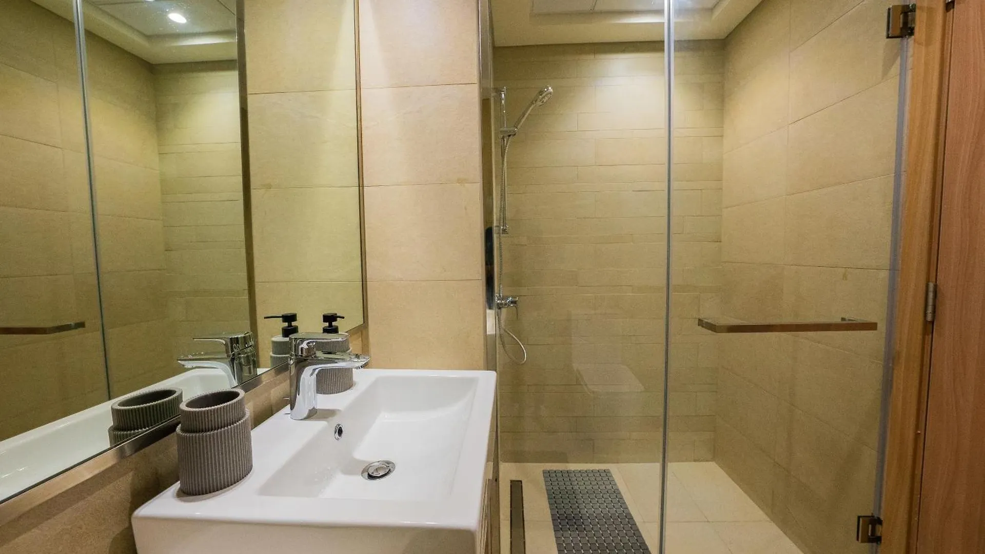 Elegant Studio With Pool Access & Private Terrace Dubai 0*,
