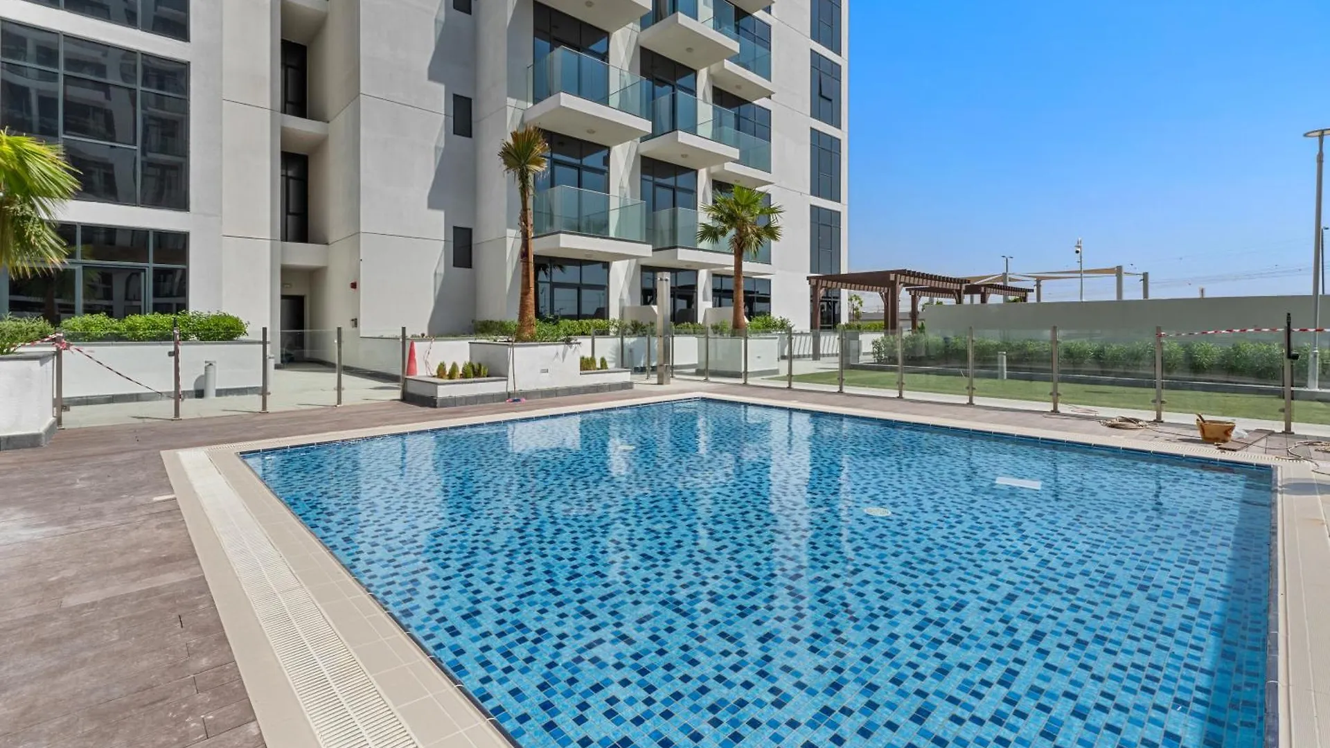 Elegant Studio With Pool Access & Private Terrace Dubai Holiday home